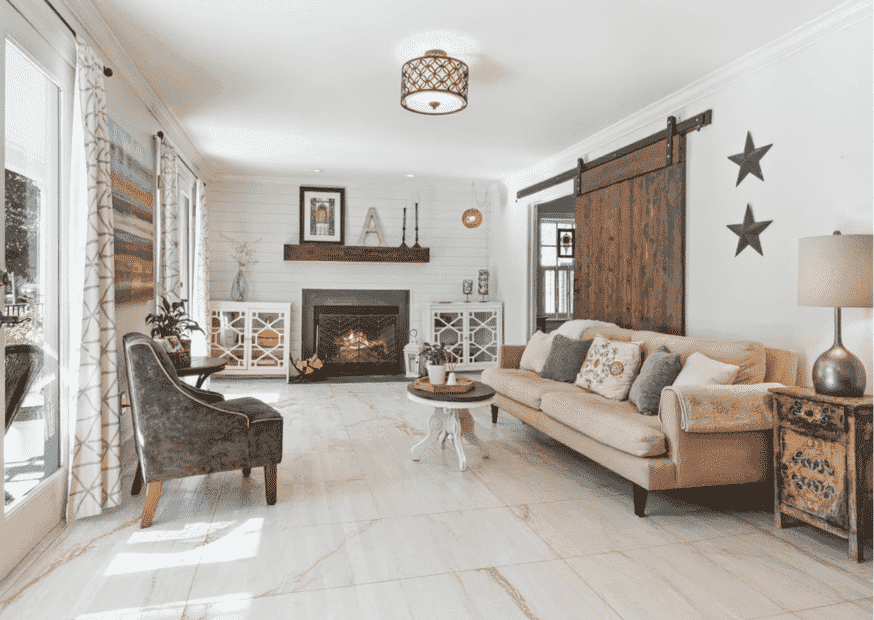 Sala de estar com piso de mármore branco carrara