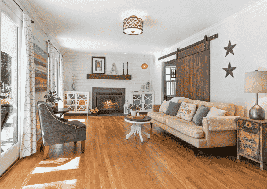 Sala de estar com piso de madeira